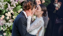 Schach-König Magnus Carlsen küsst seine Herz-Dame Ella Victoria Malone