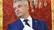 „Man soll sich nicht so wichtig nehmen“, sagt Karl Nehammer und macht den Weg für einen ...