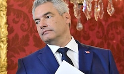 „Man soll sich nicht so wichtig nehmen“, sagt Karl Nehammer und macht den Weg für einen ...