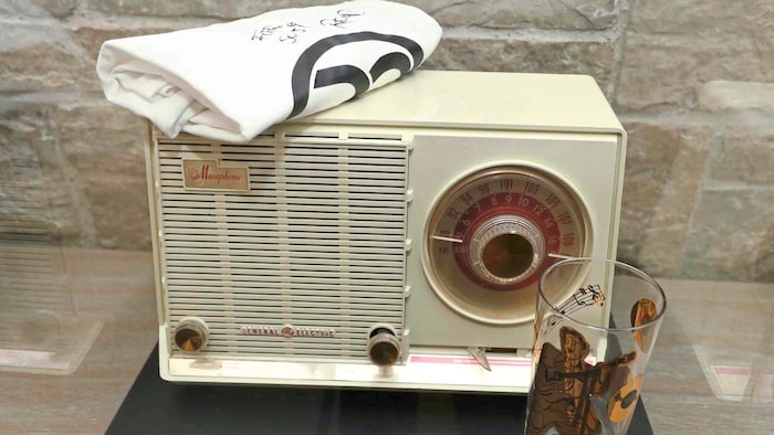 Elvis used to listen to this radio. Instead of Graceland, it is now in Weiden am See.