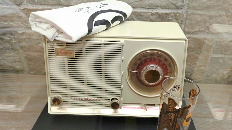 Dieses Radio hatte früher Elvis gehört. Statt in Graceland steht es nun in Weiden am See. (Bild: Reinhard Judt)