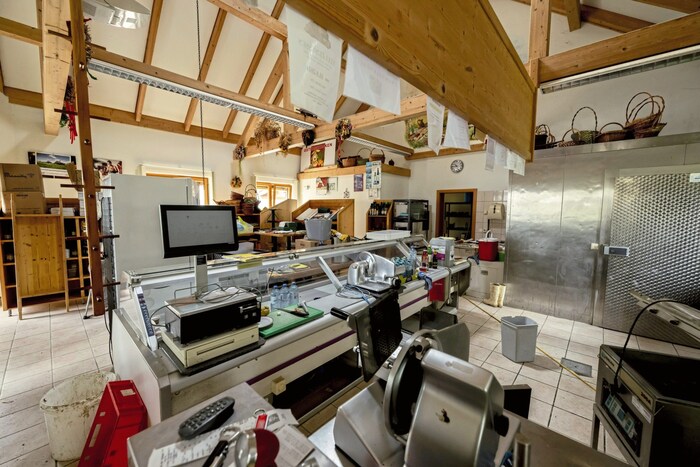 The farm store was busy every day. Now customers and local suppliers in Judenau are weeping bitter tears. Help is urgently needed, every euro counts. 