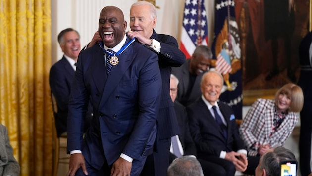 Basketball legend Earvin "Magic" Johnson had to take a knee. (Bild: AP ( via APA) Austria Presse Agentur/Manuel Balce Ceneta)