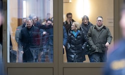 NÖ-Landeshauptfrau Johanna Mikl-Leitner im Kreise der ÖVP-Granden auf dem Weg zur Sitzung