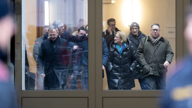 Johanna Mikl-Leitner, Governor of Lower Austria, surrounded by ÖVP leaders on the way to the meeting (Bild: Antal Imre/Imre Antal)