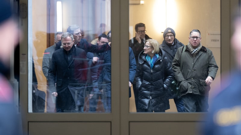 NÖ-Landeshauptfrau Johanna Mikl-Leitner im Kreise der ÖVP-Granden auf dem Weg zur Sitzung. (Bild: Antal Imre/Imre Antal)