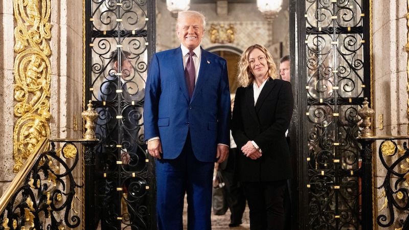 Meloni and Trump posed for the press at Mar-a-Lago (Bild: APA/AFP)