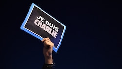 „Je suis Charlie“ wurde zum Symbol der Solidarität mit „Charlie Hebdo“ (Bild: APA/AFP/Anne-Christine POUJOULAT)