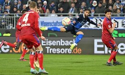 Keanan Bennetts, hier im Dress von Darmstadt 98 (mi.), wechselt zu Austria Klagenfurt.