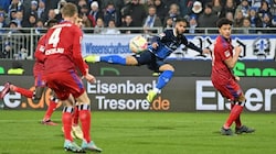 Keanan Bennetts, hier im Dress von Darmstadt 98 (mi.), wechselt zu Austria Klagenfurt. (Bild: Austria Klagenfurt/privat)