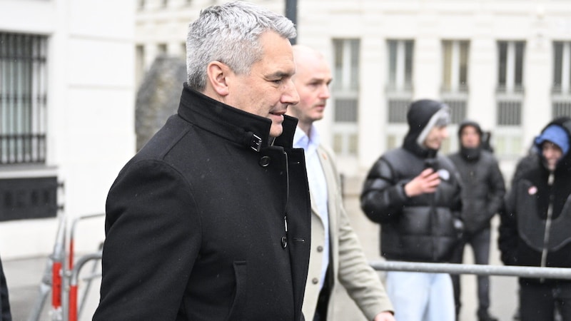 Karl Nehammer am Sonntag auf dem Weg zu Bundespräsident Alexander Van der Bellen (Bild: Antal Imre/Imre Antal)