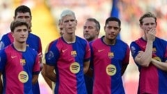 Dani Olmo (2. von links) hat für den FC Barcelona keine Spielberechtigung mehr. (Bild: APA/AFP/MANAURE QUINTERO)