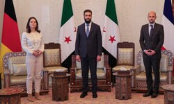 Annalena Baerbock bei ihrem Syrienbesuch mit Ahmad al-Sharaa und Jean-Noel Barrot