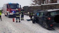 Die Freiwillige Feuerwehr Wörschach musste am Sonntag zu einer Fahrzeugbergung ausrücken. (Bild: FF Wörschach)