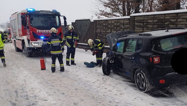 Die Freiwillige Feuerwehr Wörschach musste am Sonntag zu einer Fahrzeugbergung ausrücken. (Bild: FF Wörschach)