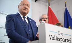Der neue ÖVP-Bundesparteivorsitzende Christian Stocker zeigte sich am Sonntag offen für ...