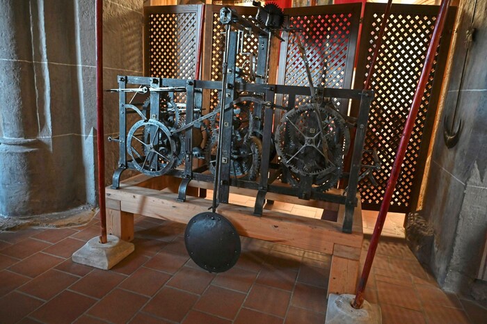 Das historische Turmuhrwerk wurde händisch gefertigt.