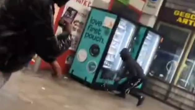 The dramatic scenes in the shopping center, filmed by one of the gang members. (Bild: Krone KREATIV)