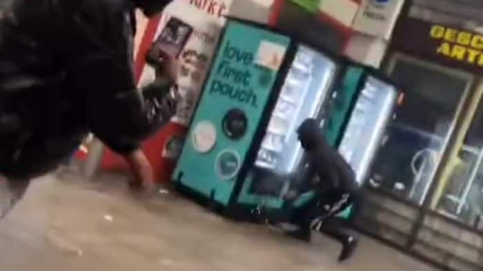 Einer der Täter kurz bevor der Sprengstoff umsetzt.