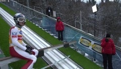 Kopfschütteln und „Tadel“ für den Kollegen: Daniel Tschofenig sorgte für einen Schmunzelmoment vor seinem Trainingssprung. (Bild: Screenshot ORF)