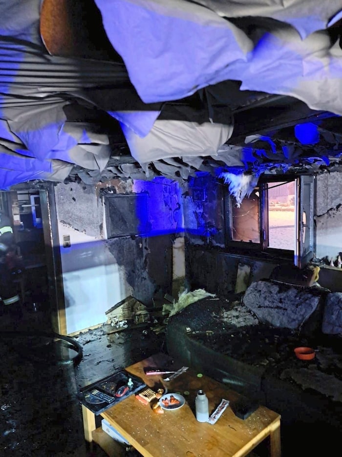 Das Haus ist nach der Feuersbrunst unbewohnbar.