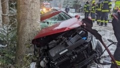 Feuerwehrleute mussten das Unfallauto bergen (Bild: FF St. Ädigi)