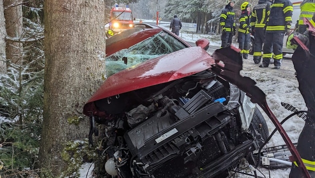 Feuerwehrleute mussten das Unfallauto bergen (Bild: FF St. Ädigi)