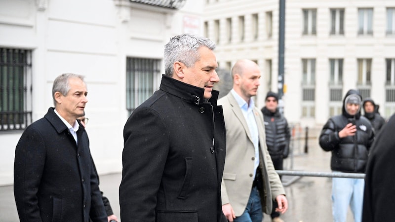 Bilder eines weiteren turbulenten Tages in der Republik: Nach der ÖVP-Krisensitzung marschierte Karl Nehammer über den Ballhausplatz in die Hofburg, um Alexander Van der Bellen seinen Rücktritt bekannt zu geben.  (Bild: Antal Imre/Imre Antal)