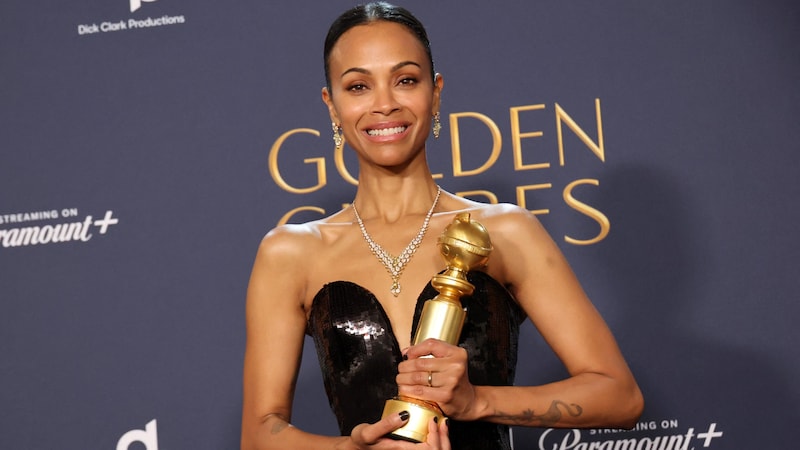 Zoë Saldaña strahlte mit der Trophäe um die Wette. (Bild: APA/2025 Getty Images)