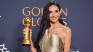 Demi Moore (62) gewann in der Kategorie beste Schauspielerin in einer Komödie oder einem Musical (Bild: APA/Chris Pizzello/Invision/AP)