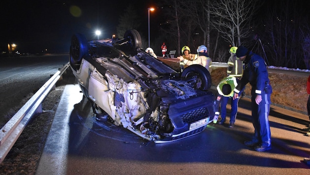 Das Auto des Alko-Lenkers landete am Dach. (Bild: zoom.tirol)