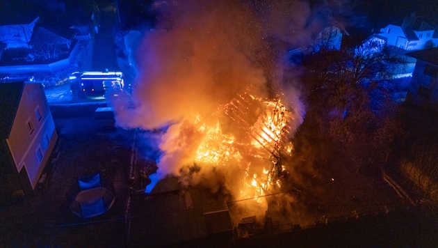 Die Flammen waren weithin sichtbar (Bild: TEAM FOTOKERSCHI / WERNER KERSCHBAUMMAYR)