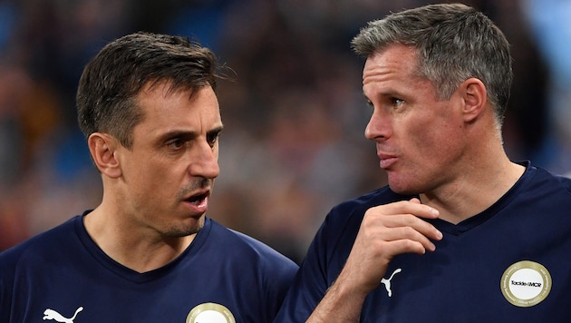 Gary Neville (links) schaufelte Schnee auf das Spielfeld, um eine „Spielabsage zu erzwingen“, Jamie Carragher machte ihm aber einen Strich durch die Rechnung. (Bild: AFP/APA/Paul ELLIS)