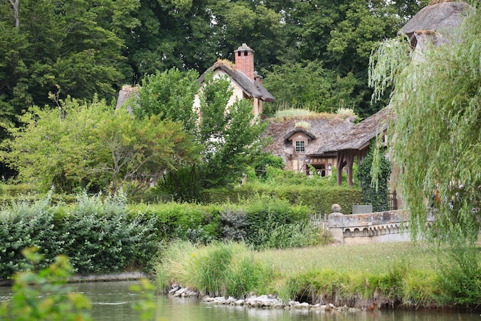 Marie Antoinettes uriges normannisches Dorf inmitten des Schlossparks von Versailles