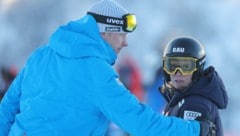 Cheftrainer Roland Assinger (links) hofft, dass bei seinen Athletinnen die Handbremse endlich auch im ersten Durchgang gelöst wird.  (Bild: GEPA)