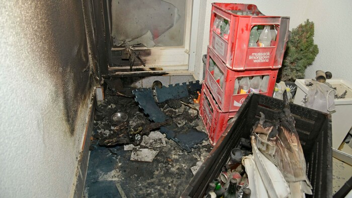 Fassade, Balkontür und mehrere Gegenstände auf dem Balkon wurden beschädigt.