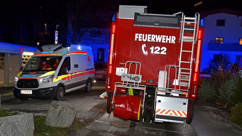 The fire and rescue services were called to a fire in an apartment building in Wattens at around 5.30 am. (Bild: zoom.tirol)