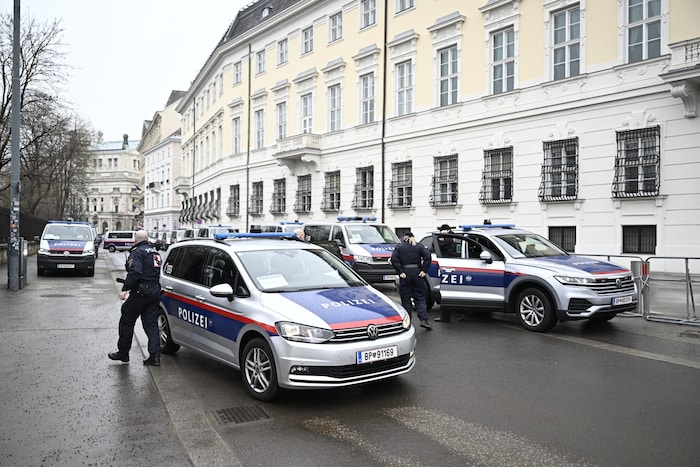 Die Polizei ist mit einem Großaufgebot vor Ort.