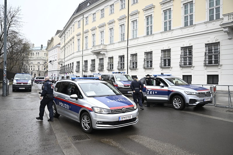 Die Polizei ist mit einem Großaufgebot vor Ort. (Bild: Imre Antal)