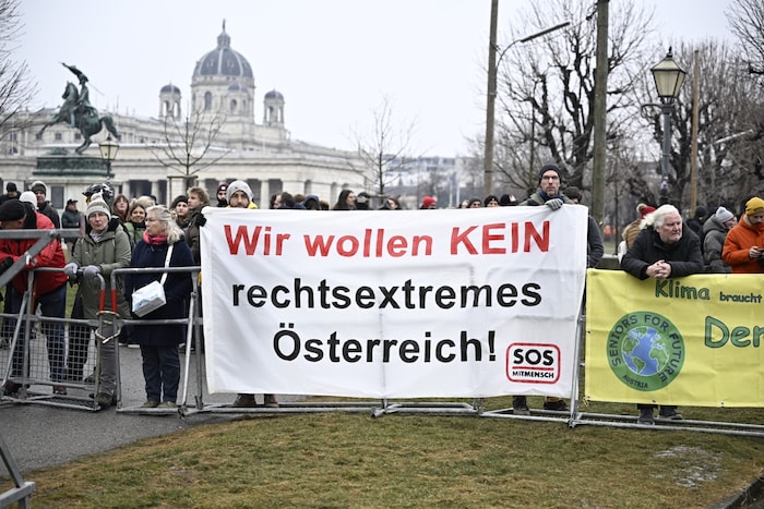 Aktivisten von SOS Mitmensch bei der Demo am Ballhausplatz