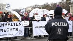 Am Montag um 11 Uhr war FPÖ-Chef Herbert Kickl zu Gesprächen bei Bundespräsident Alexander Van der Bellen. Bereits um 10:30 Uhr gab es am Ballhausplatz eine Gegendemonstration. (Bild: Imre Antal)