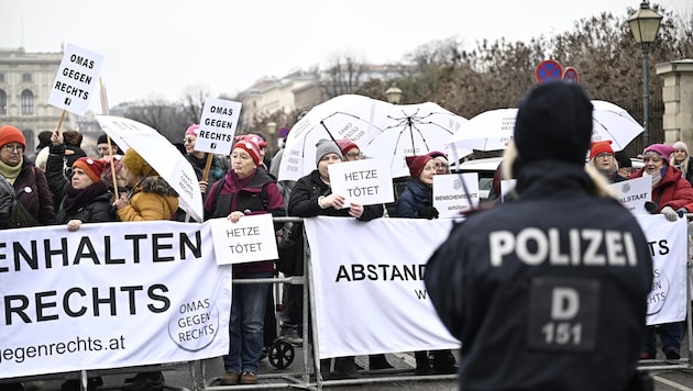 On Monday at 11am, FPÖ leader Herbert Kickl was in talks with Federal President Alexander Van der Bellen. There was already a counter-demonstration on Ballhausplatz at 10:30 am. (Bild: Imre Antal)