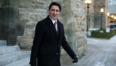 Trudeau nach einem Kabinettsmeeting vor dem Parlament in Ottawa (Bild: APA/AFP/Dave Chan)