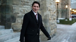 Trudeau nach einem Kabinettsmeeting vor dem Parlament in Ottawa (Bild: APA/AFP/Dave Chan)