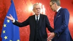 Herbert Kickl ist bereits bei Alexander Van der Bellen eingetroffen, die Begrüßung war allerdings eher kühl. (Bild: picturedesk.com/TOBIAS STEINMAURER / APA / picturedesk.com)