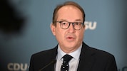 Deutschlands Innenminister Alexander Dobrindt will direkt mit den Taliban über Abschiebungen ...