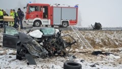 Die Unfallwracks wurden regelrecht zerfetzt, Motorblock und Co. einfach herausgerissen. (Bild: BFK WT/St. Mayer)