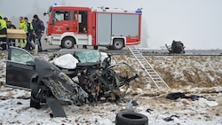 Die Unfallwracks wurden regelrecht zerfetzt, Motorblock und Co. einfach herausgerissen. (Bild: BFK WT/St. Mayer)