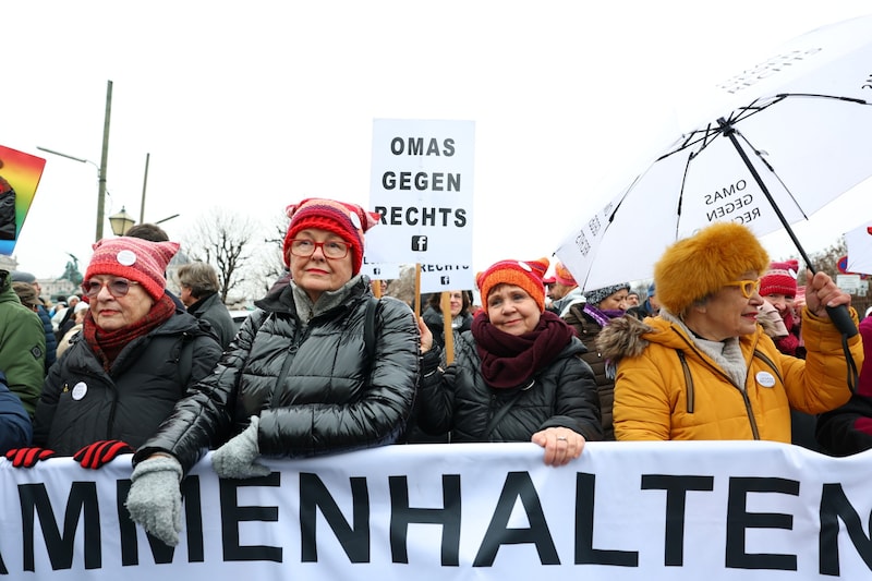 Auch Monika Salzer (2.v l.), die Gründerin der Bewegung Omas gegen Rechts, nahm an der Demo gegen die mögliche schwarz-blaue Regierung teil. (Bild: APA/TOBIAS STEINMAURER)