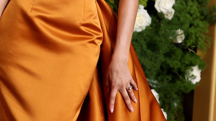 Auf Zendayas linkem Ringfinger funkelt ein fünfkarätiger Diamantring.